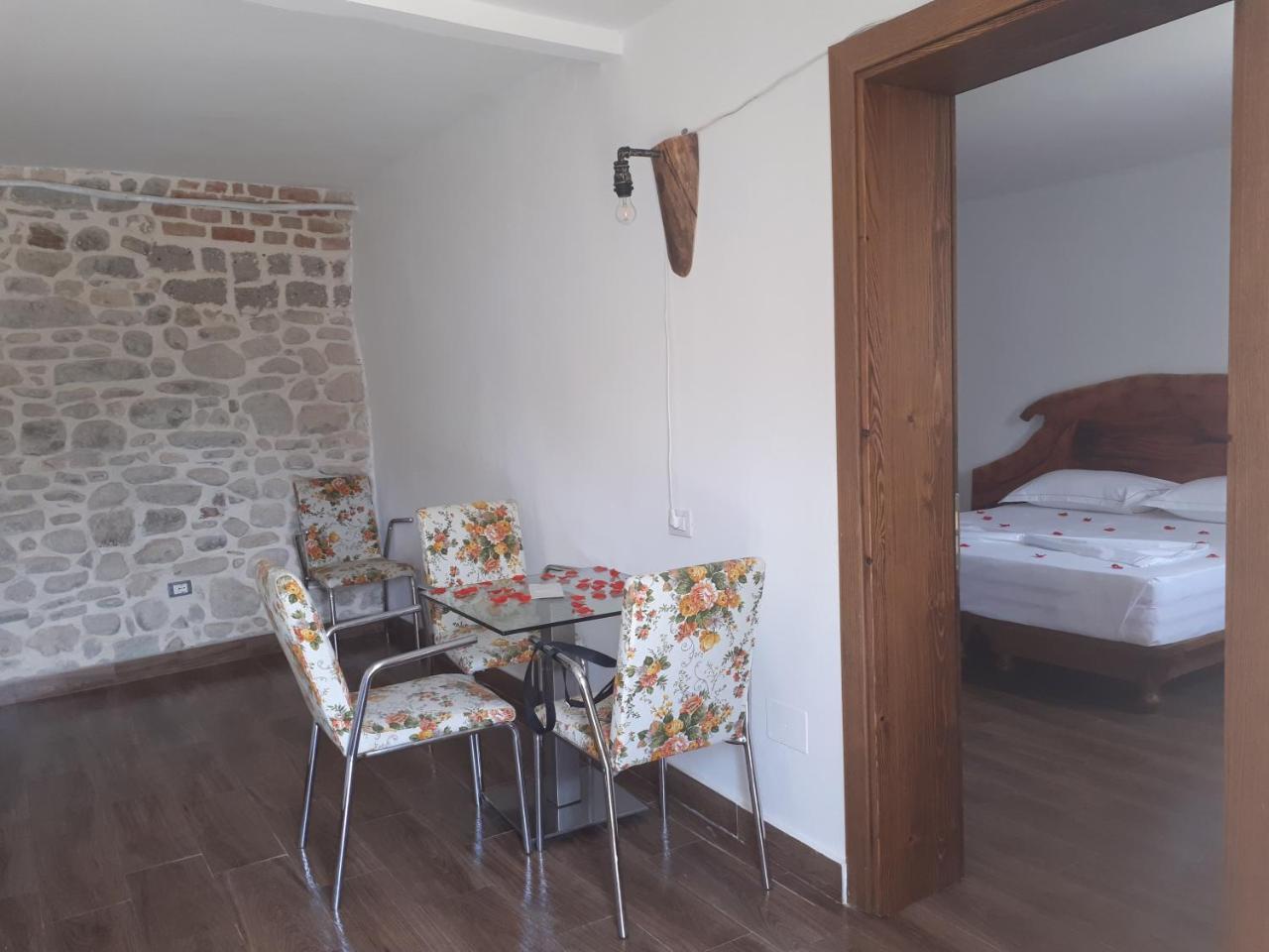 Hotel Omer Berat Exterior foto